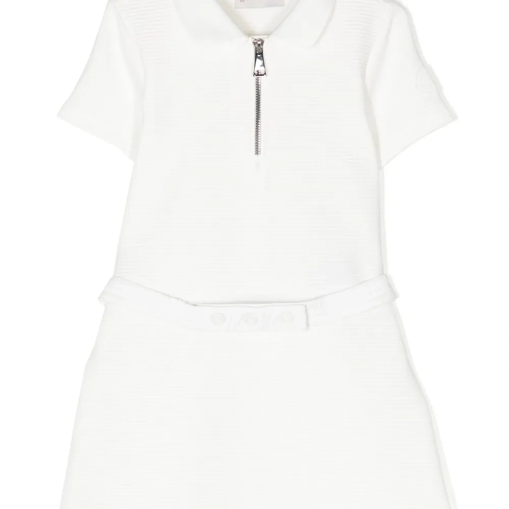 Платье с короткими рукавами и поясом