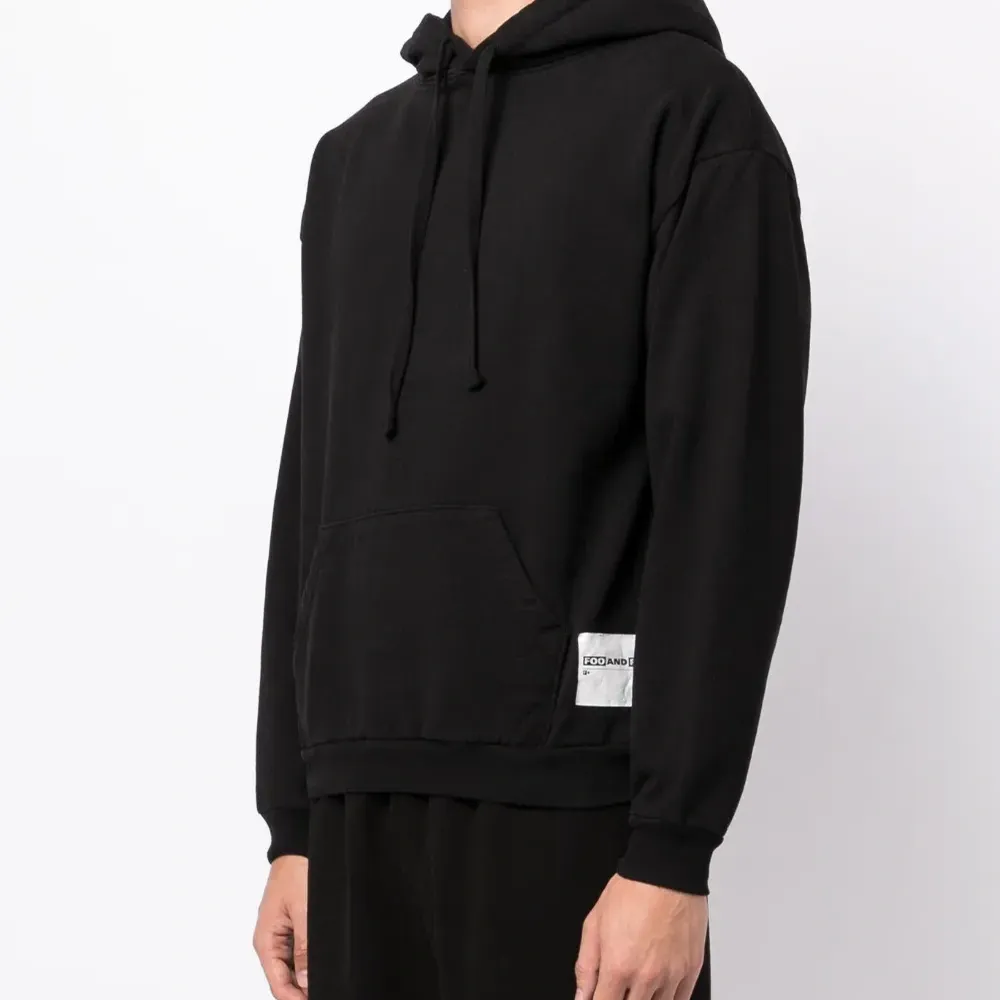 Худи с кулиской и нашивкой-логотипом