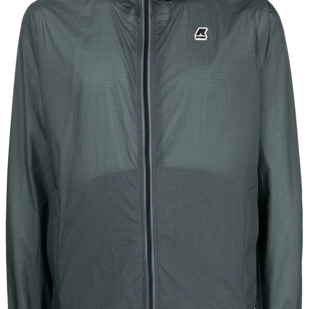 Куртка с капюшоном и нашивкой-логотипом Куртка с капюшоном и нашивкой-логотипом