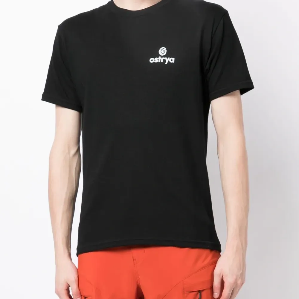 Футболка с логотипом