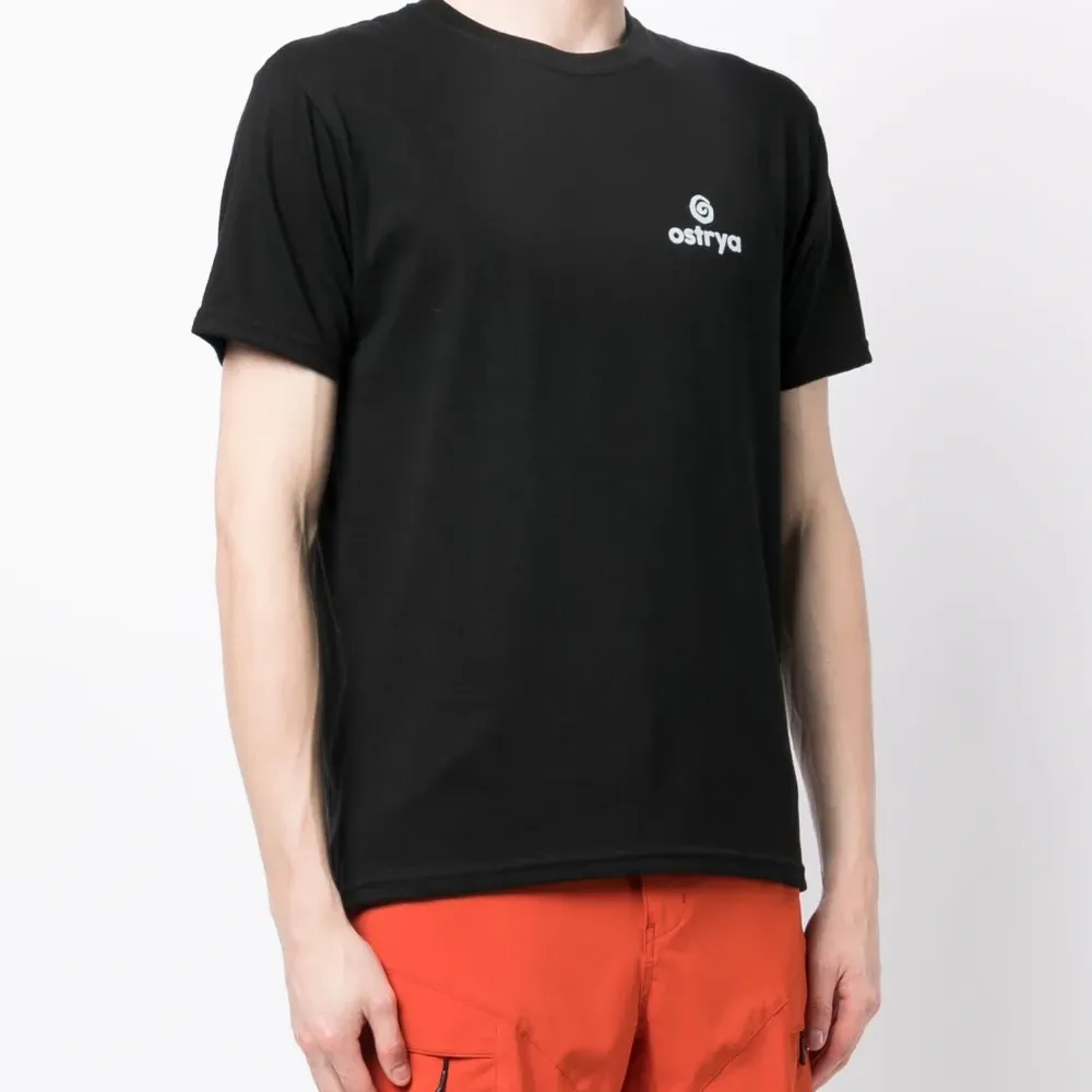 Футболка с логотипом