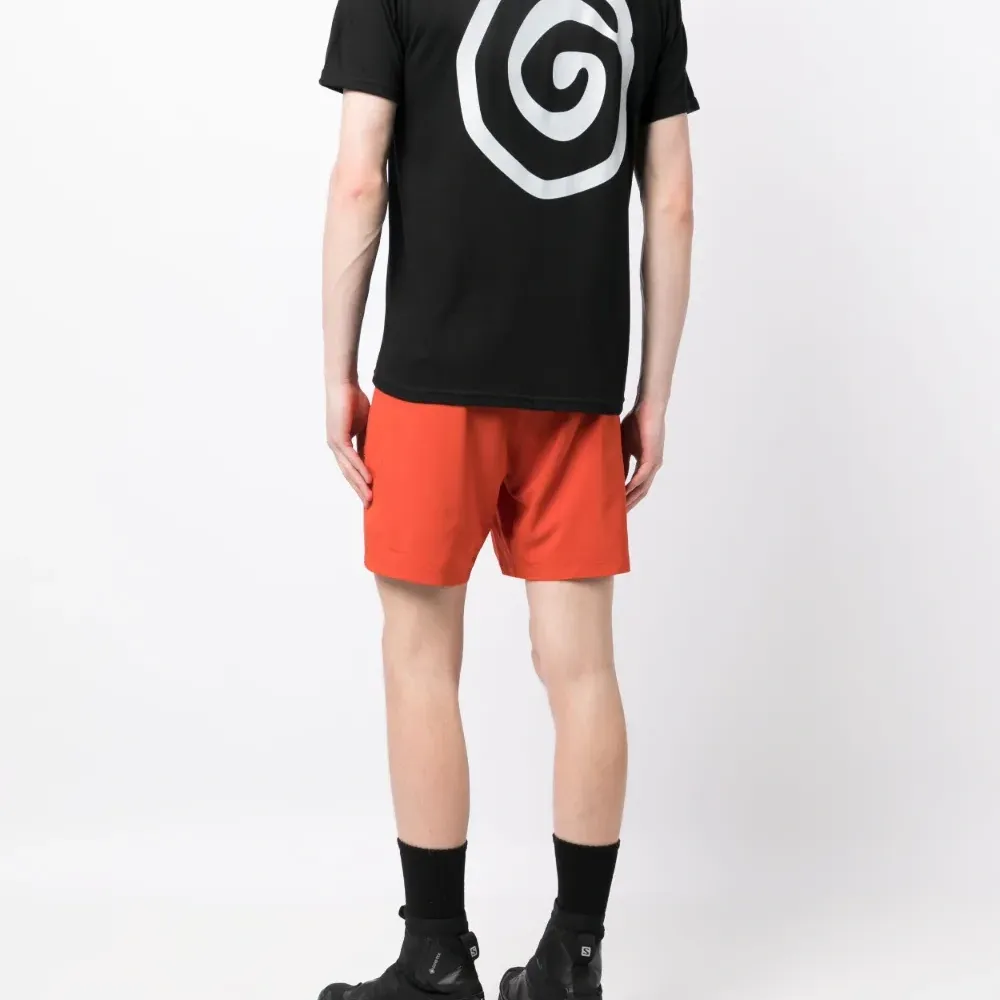 Футболка с логотипом