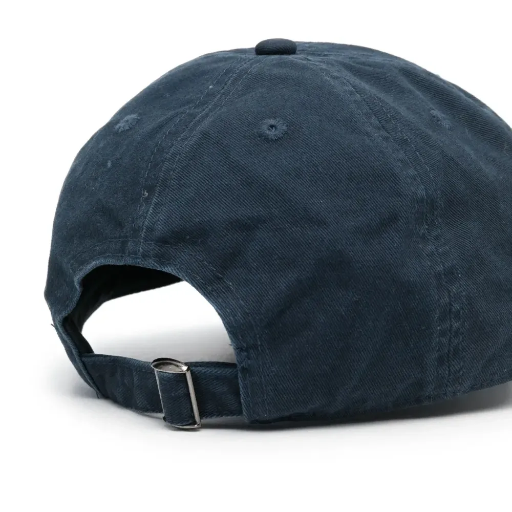 Бейсболка с вышитой надписью