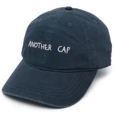 Бейсболка с вышитой надписью