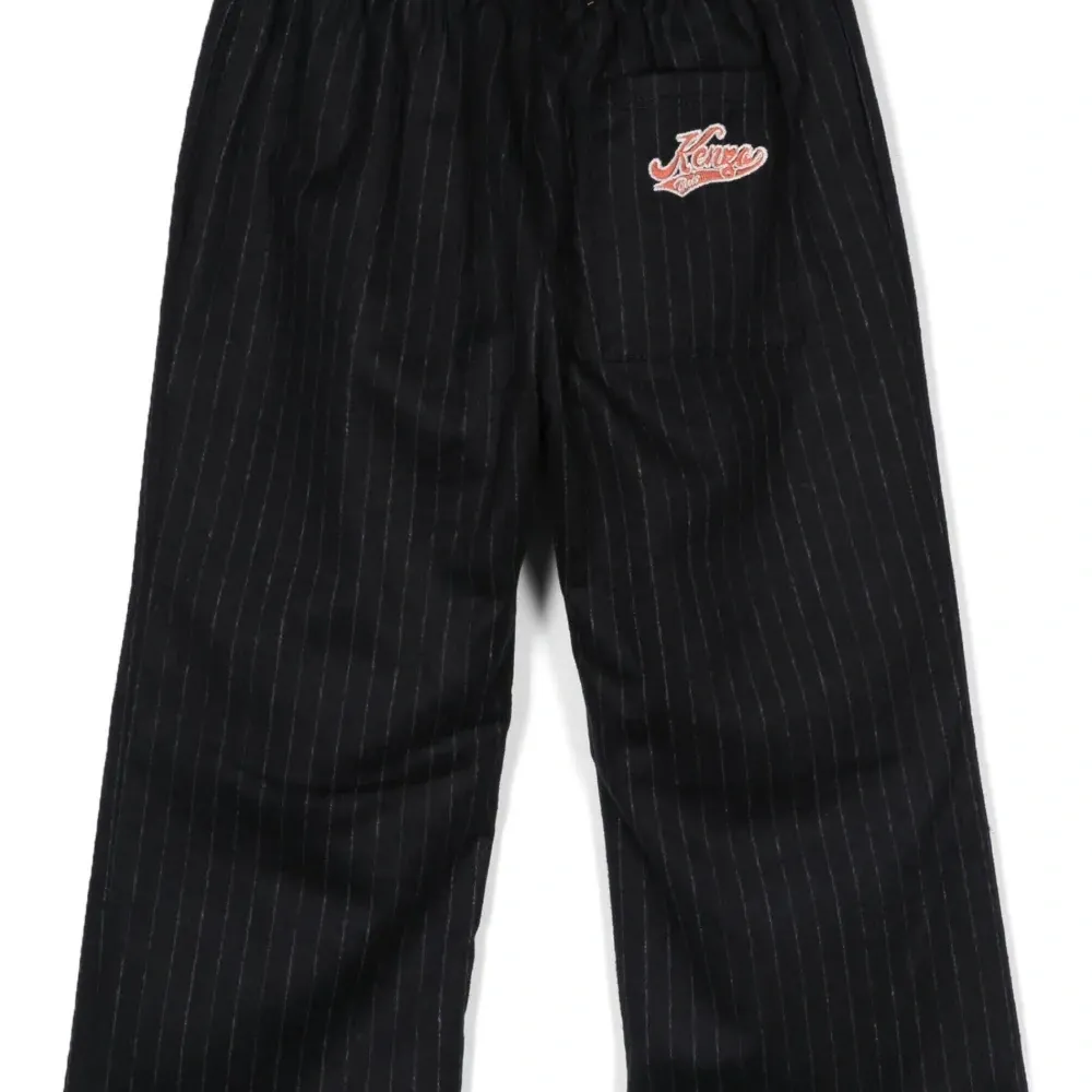 Брюки с нашивкой-логотипом