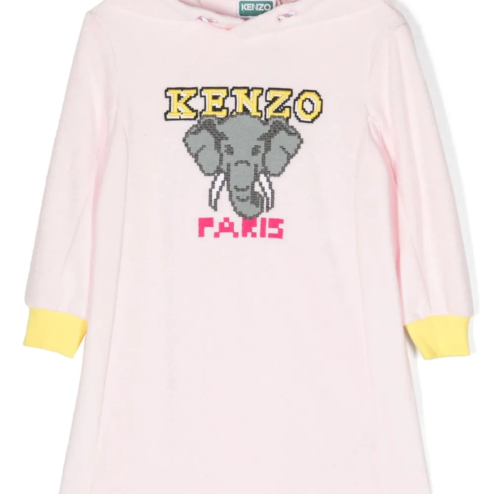 Платье с капюшоном и графичным принтом