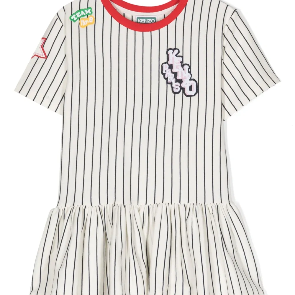 Полосатое платье с аппликацией