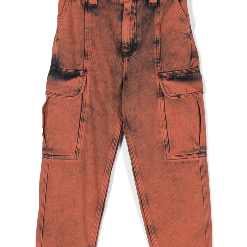 Зауженные джинсы с нашивкой-логотипом