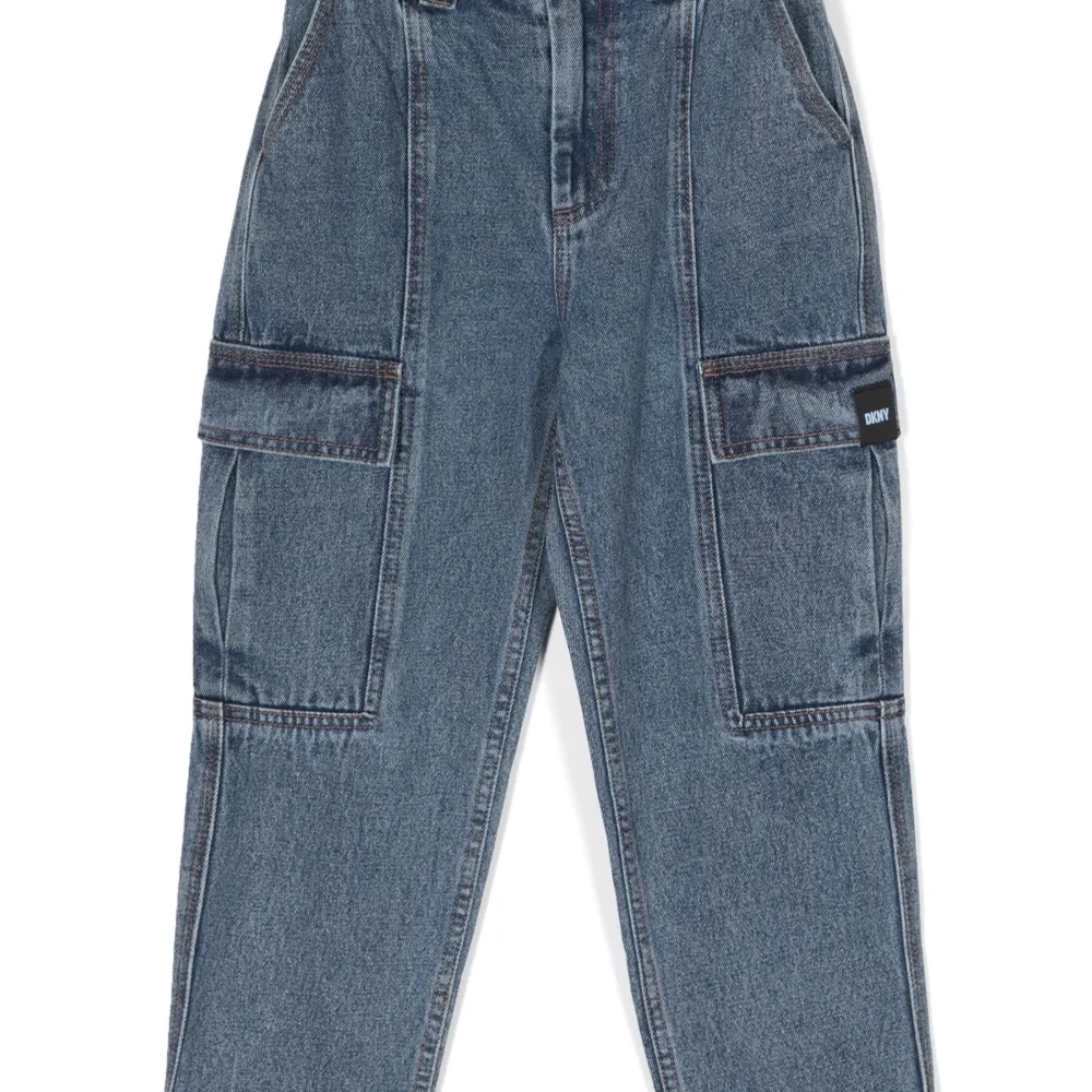 Прямые джинсы с нашивкой-логотипом