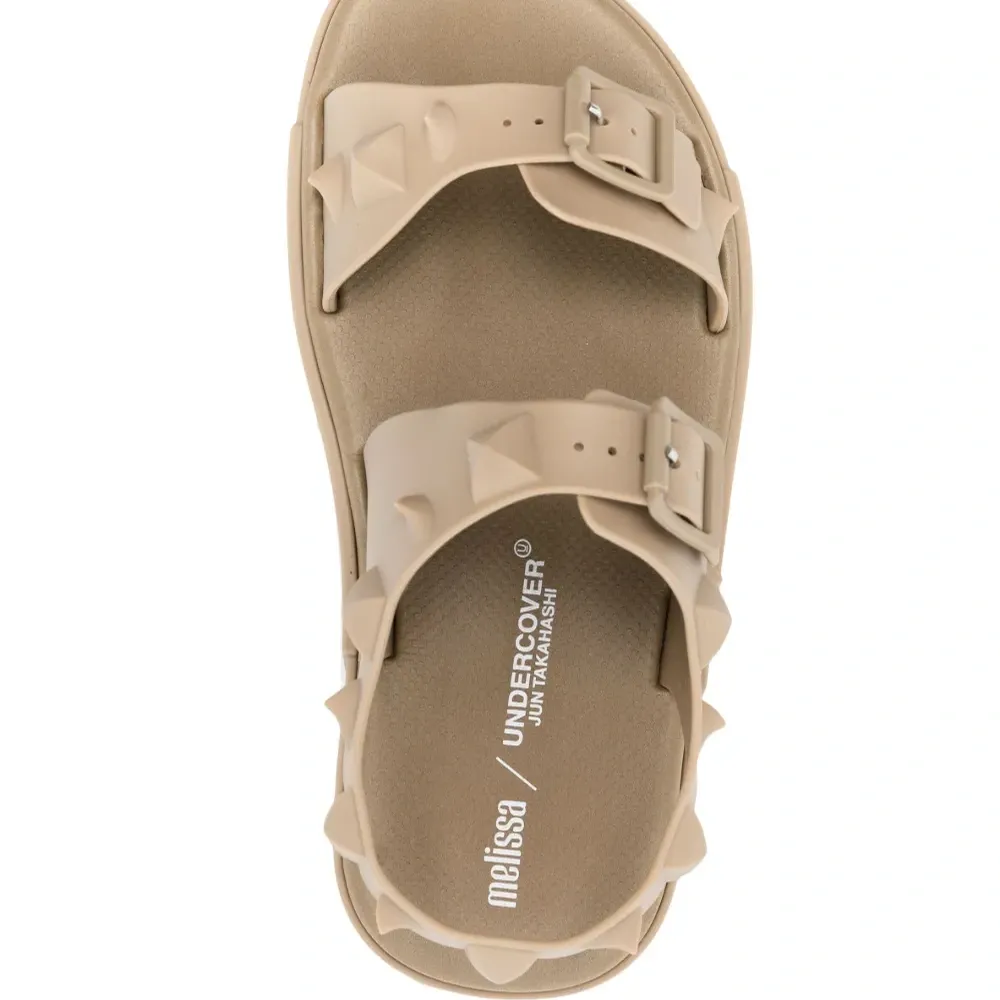 Сандалии с заклепками-шипами