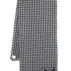 Шарф в ломаную клетку