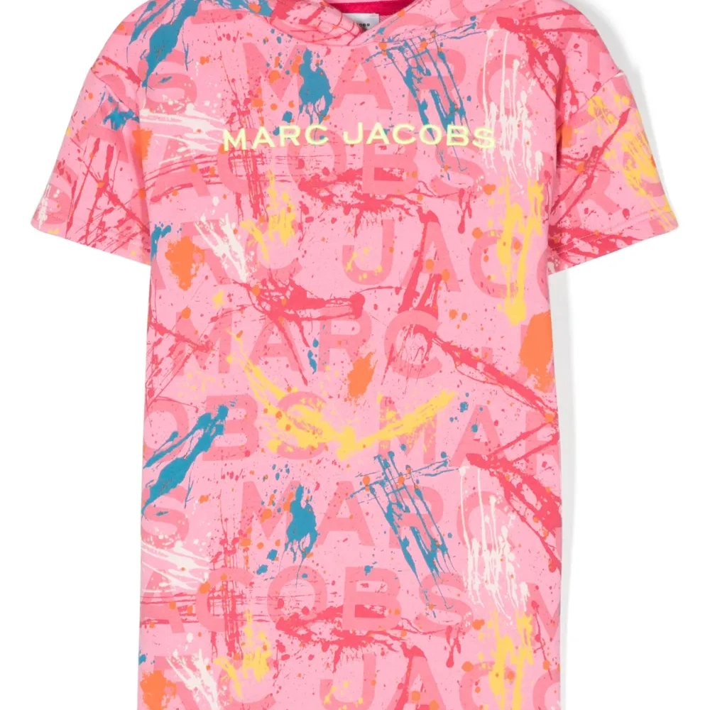 Платье-худи с эффектом разбрызганной краски и логотипом