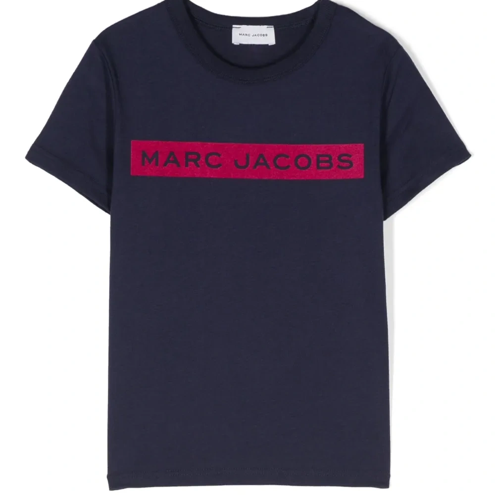 Футболка с логотипом