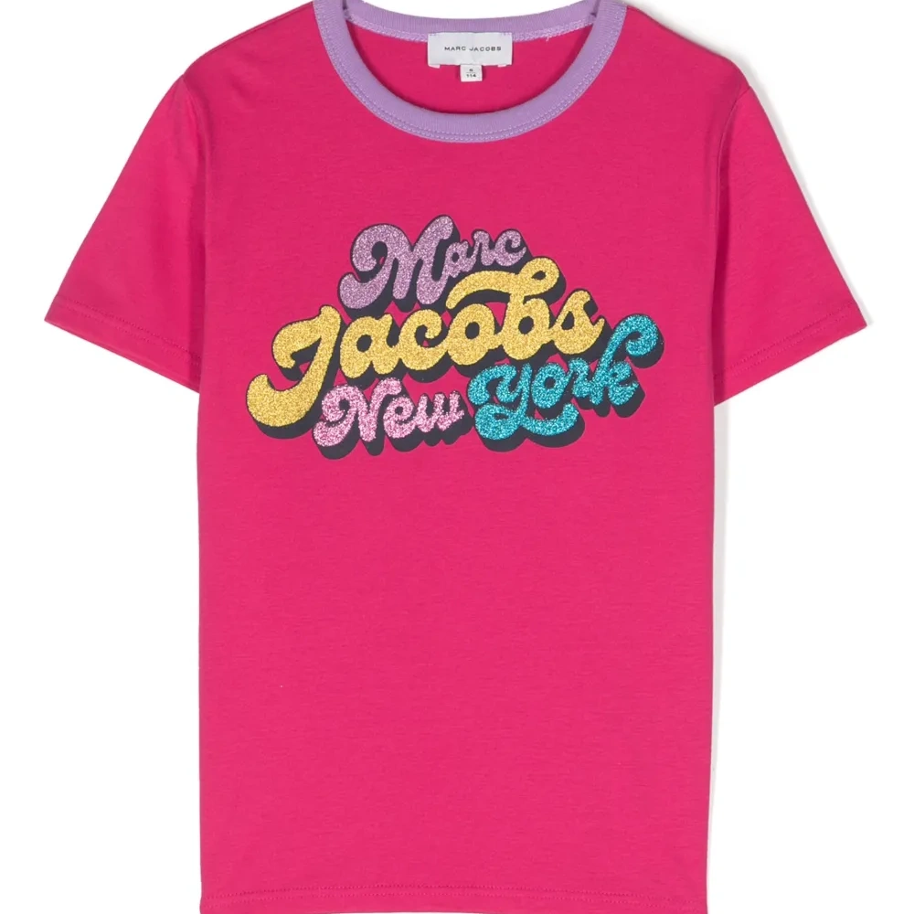 Футболка с логотипом и блестками