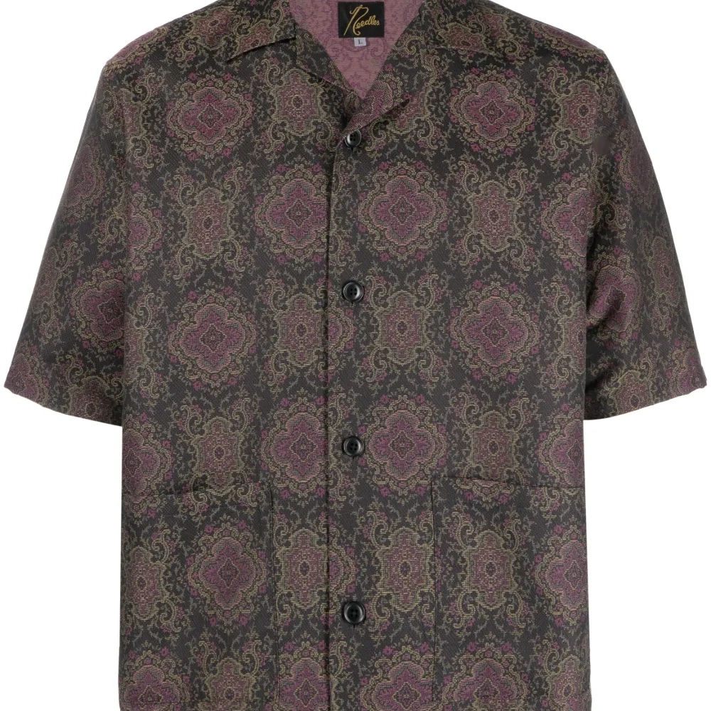 рубашка с короткими рукавами и геометричным узором