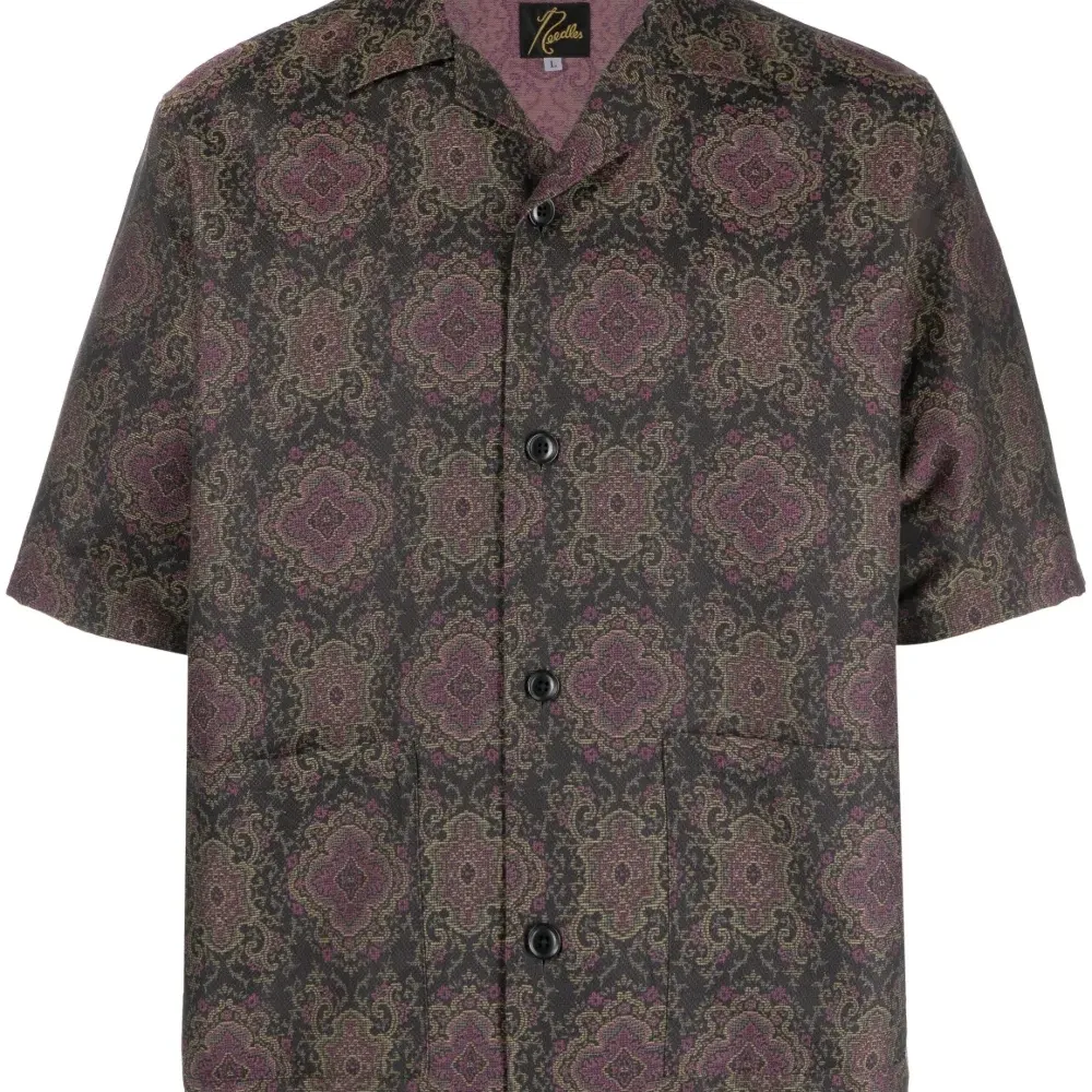 рубашка с короткими рукавами и геометричным узором