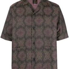 рубашка с короткими рукавами и геометричным узором