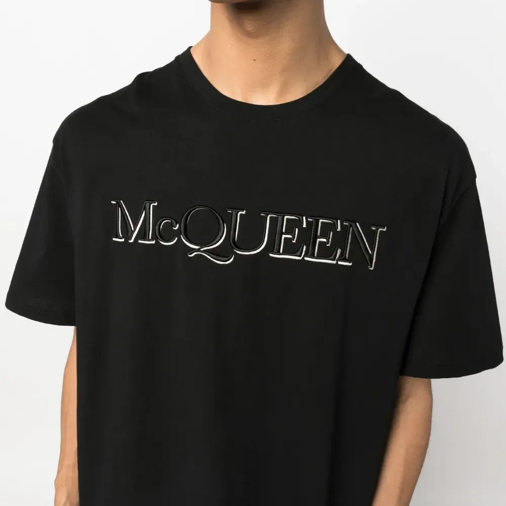 Футболка с вышитым логотипом