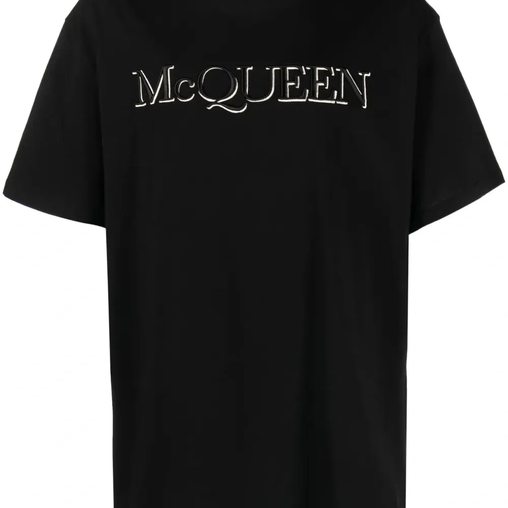 Футболка с вышитым логотипом