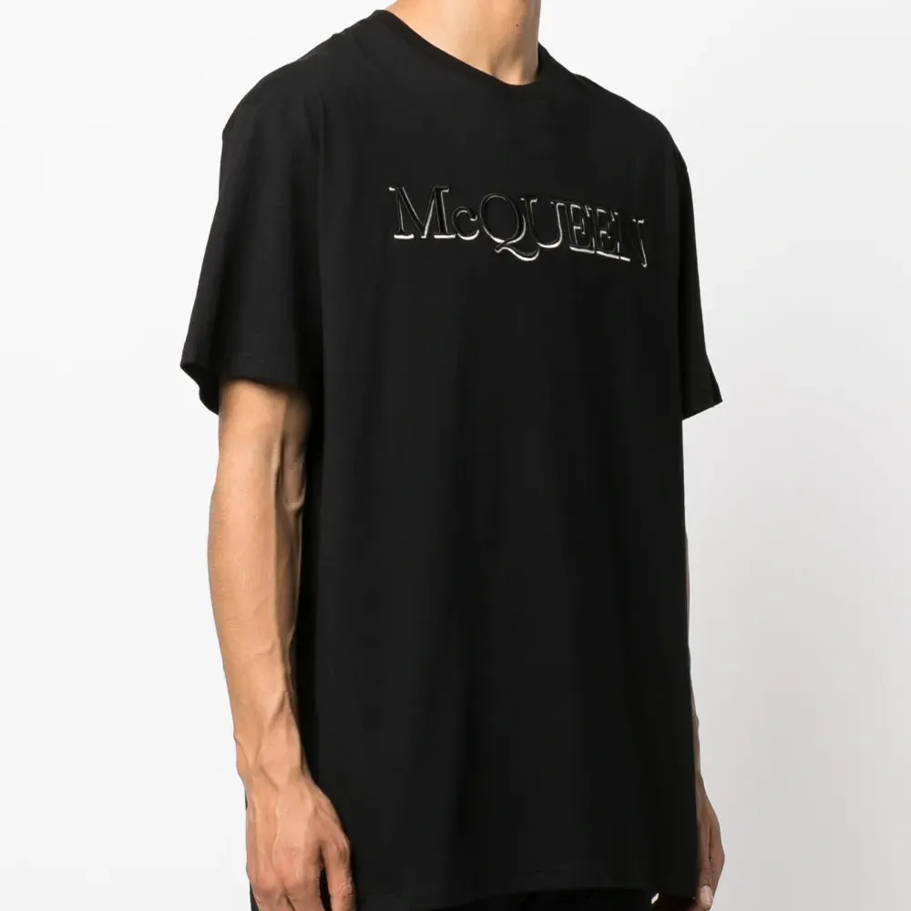 Футболка с вышитым логотипом