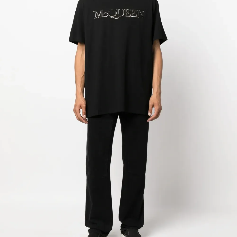 Футболка с вышитым логотипом