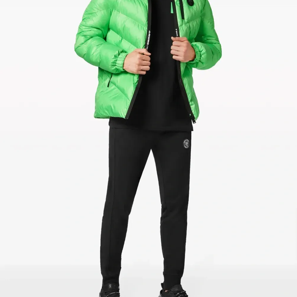 Пуховик с нашивкой-логотипом