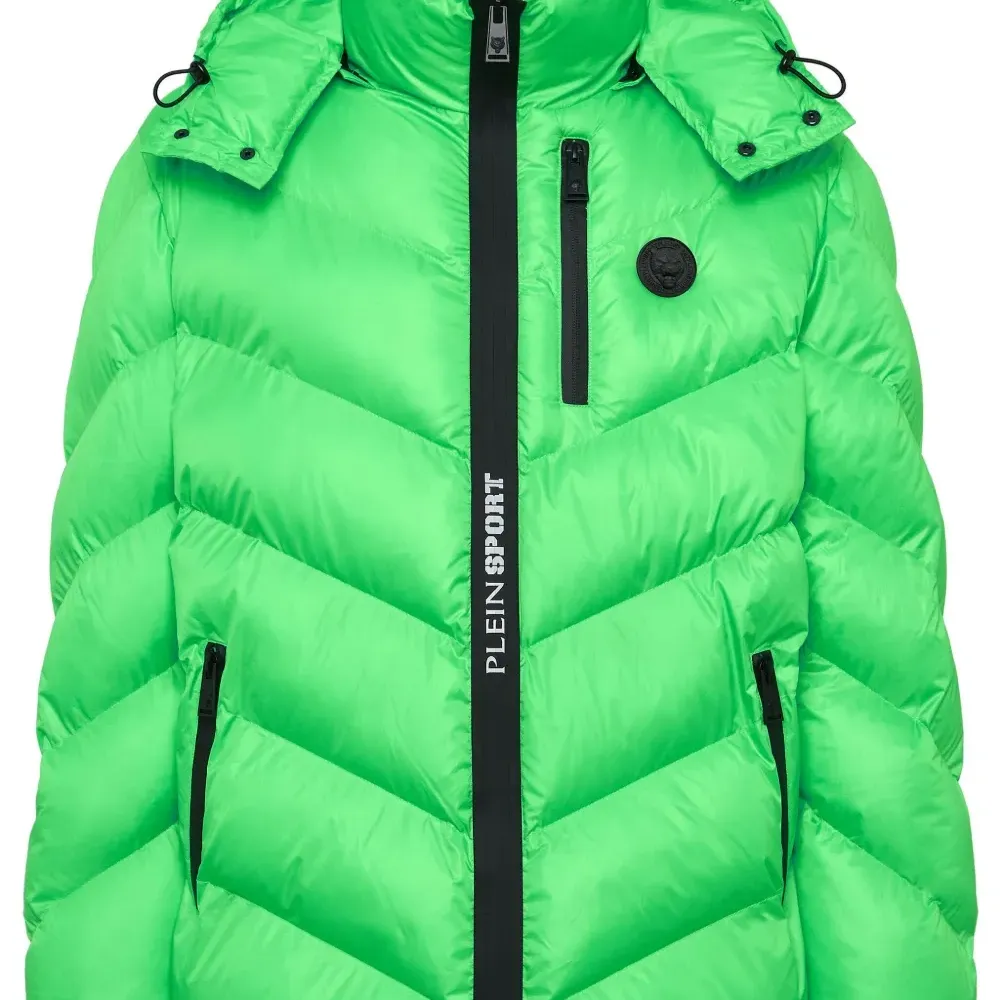 Пуховик с нашивкой-логотипом