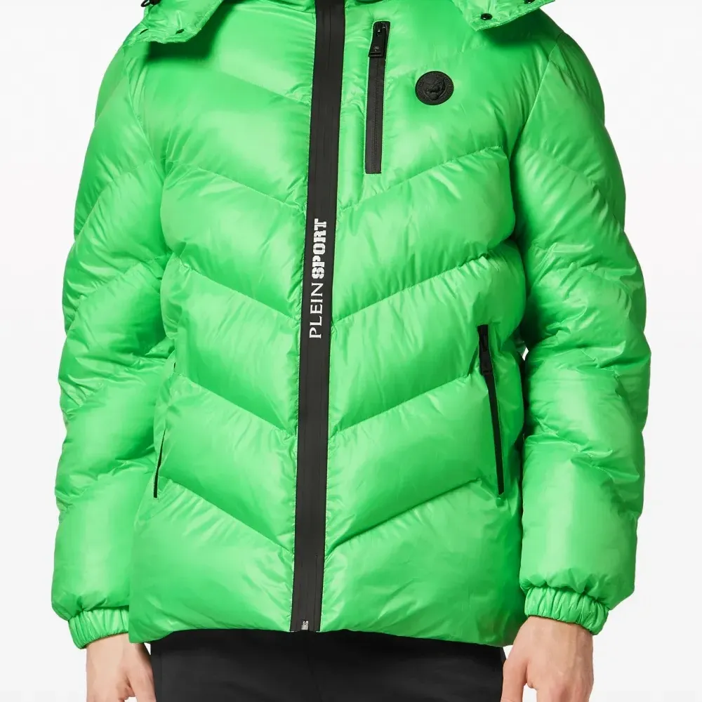 Пуховик с нашивкой-логотипом