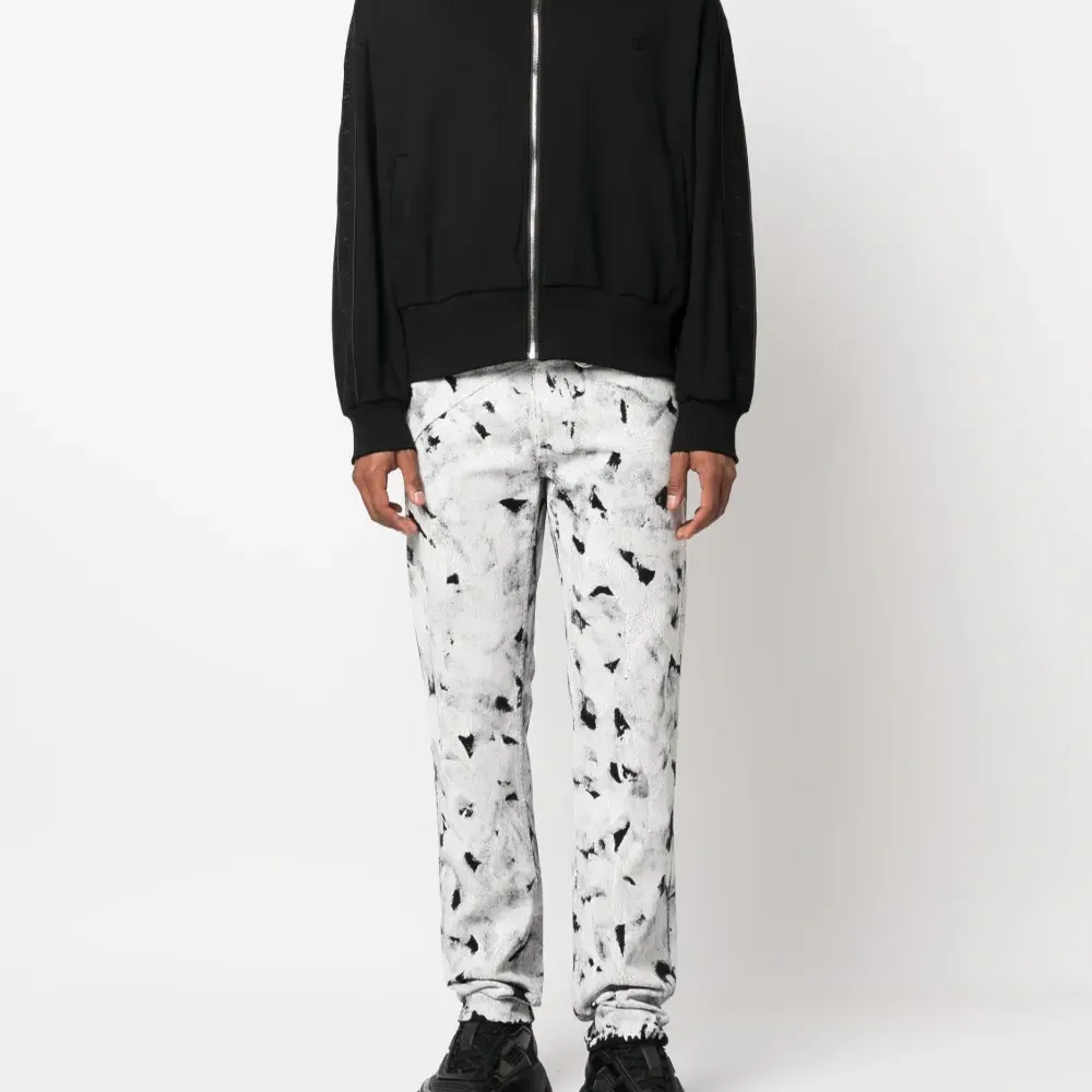 Толстовка на молнии с вышитым логотипом