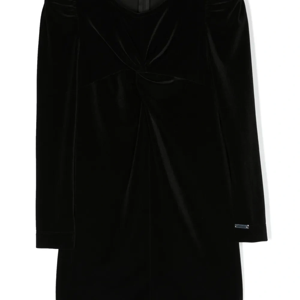 Бархатное платье с длинными рукавами