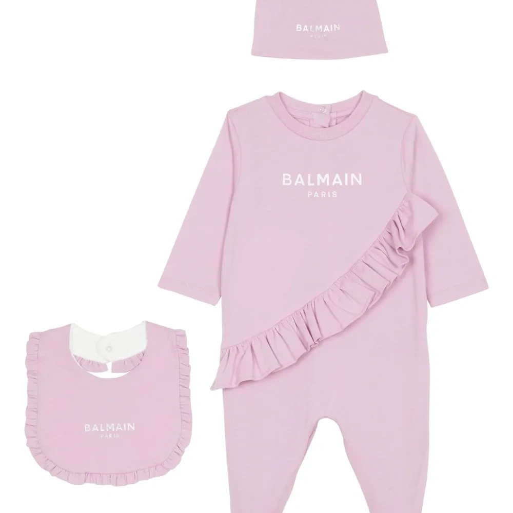 "комплект из комбинезона, шапки и нагрудника с логотипом"