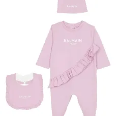 "комплект из комбинезона, шапки и нагрудника с логотипом"