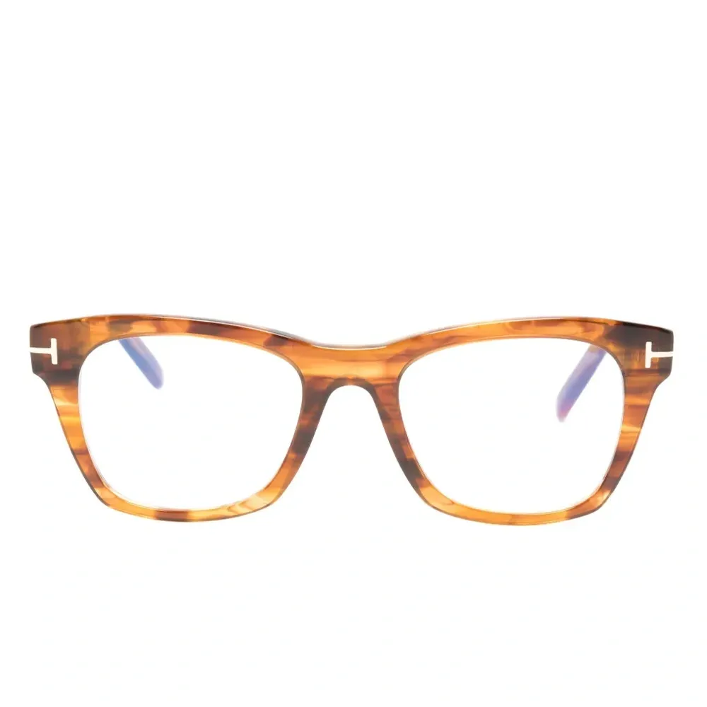 Очки в квадратной оправе