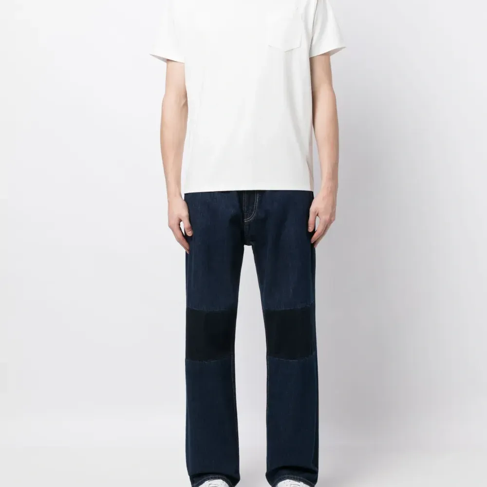 Футболка с тисненым логотипом