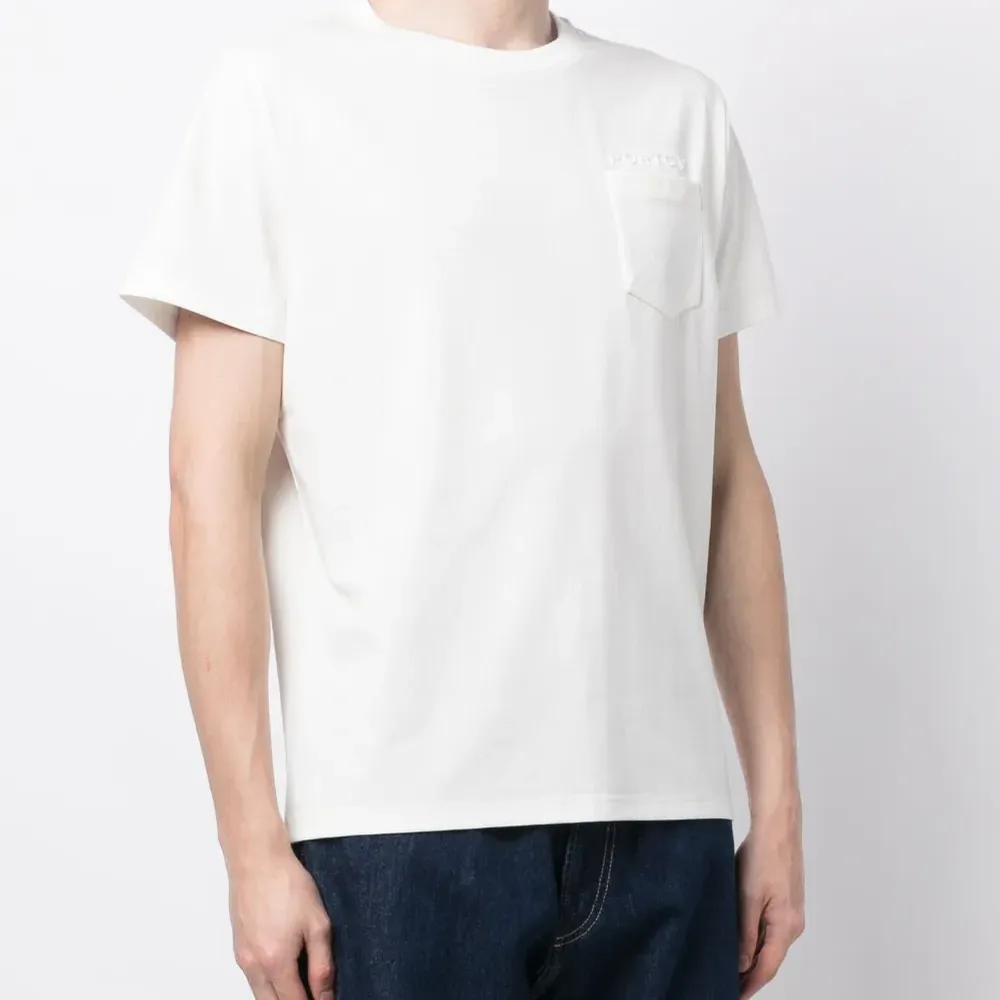 Футболка с тисненым логотипом