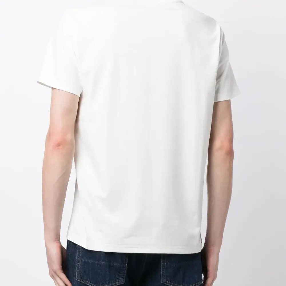 Футболка с тисненым логотипом