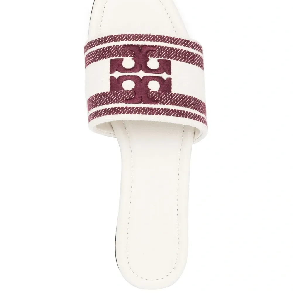 шлепанцы с вышитым логотипом