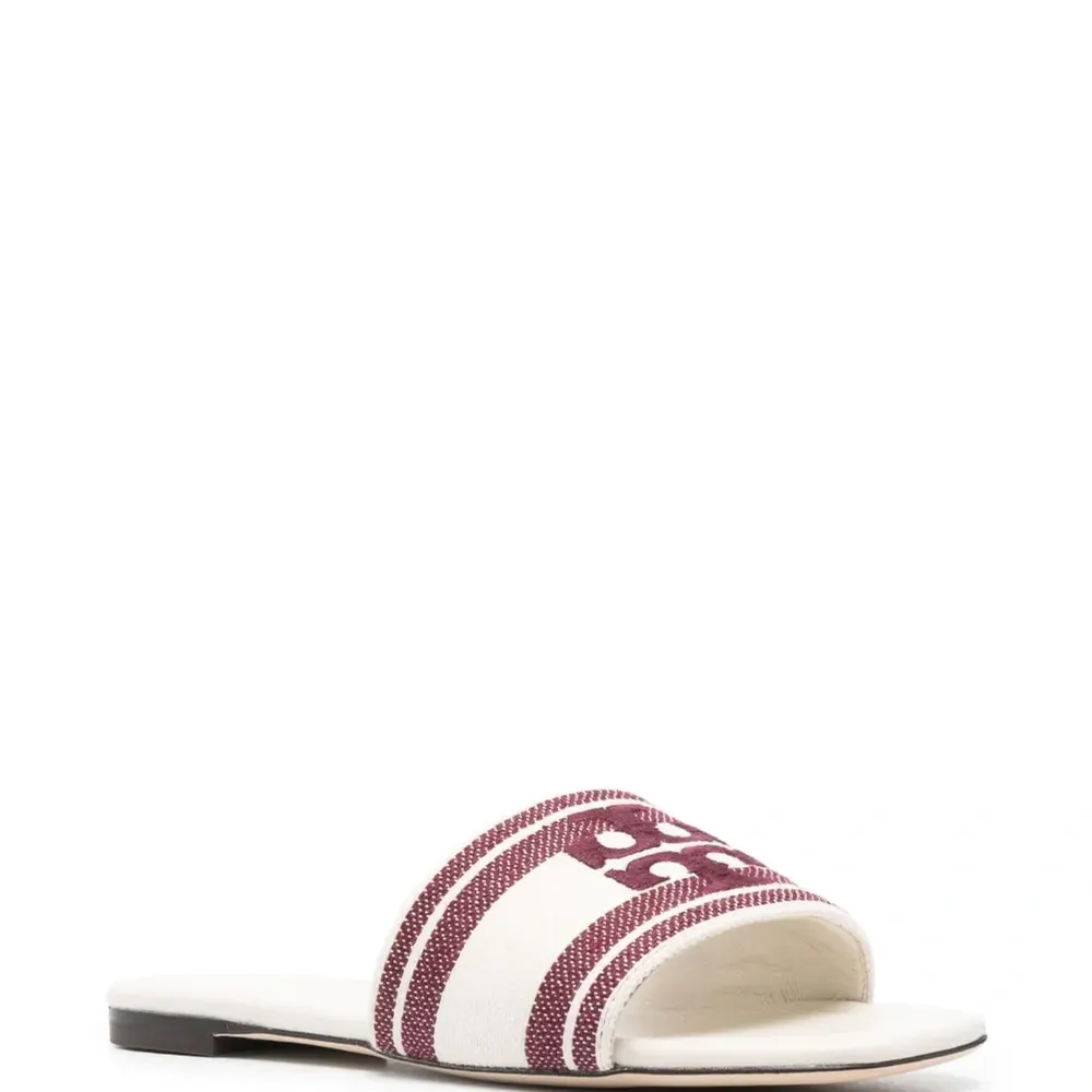 шлепанцы с вышитым логотипом