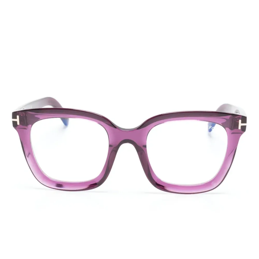 Очки в квадратной оправе