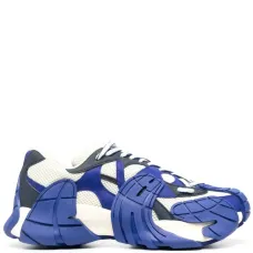 Кроссовки на массивной подошве