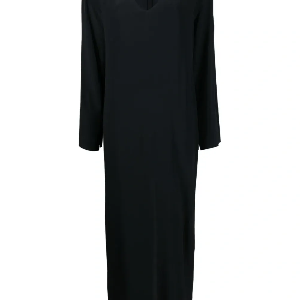 Длинное платье с V-образным вырезом