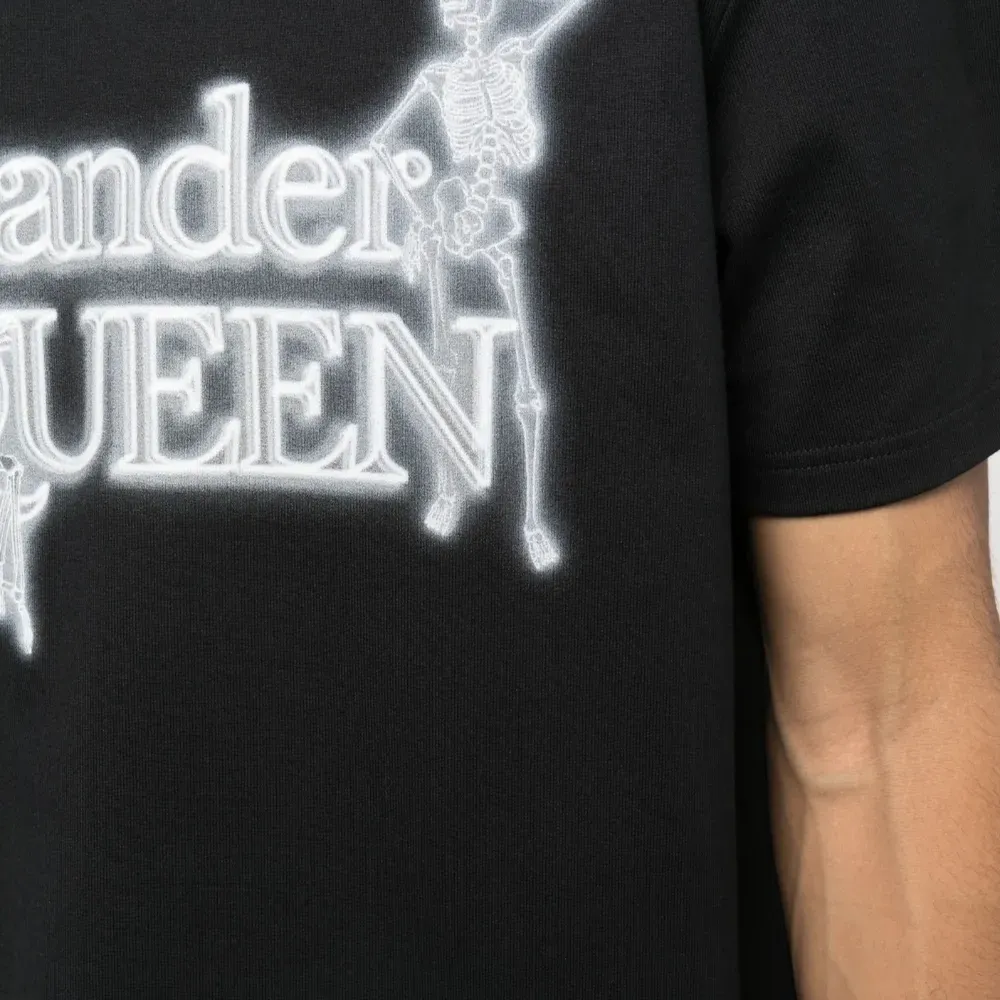 Футболка с логотипом