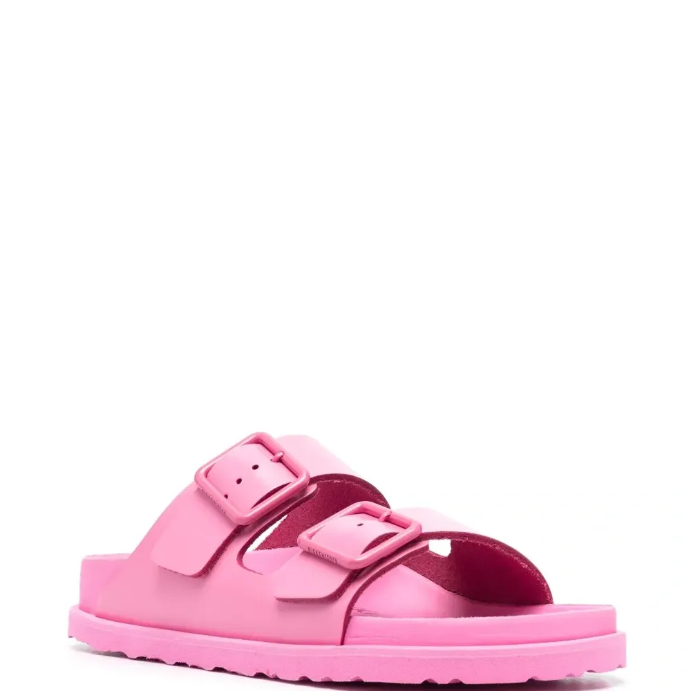 Шлепанцы с тисненым логотипом и открытым носком