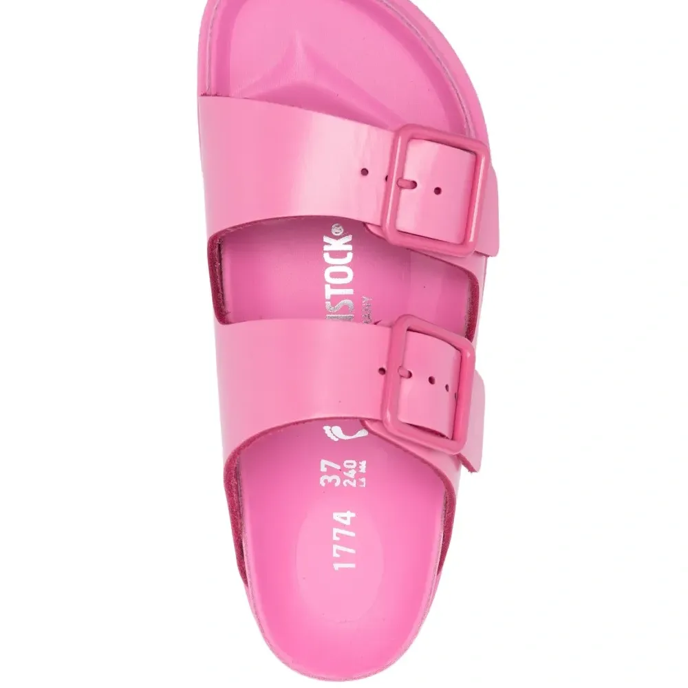 Шлепанцы с тисненым логотипом и открытым носком