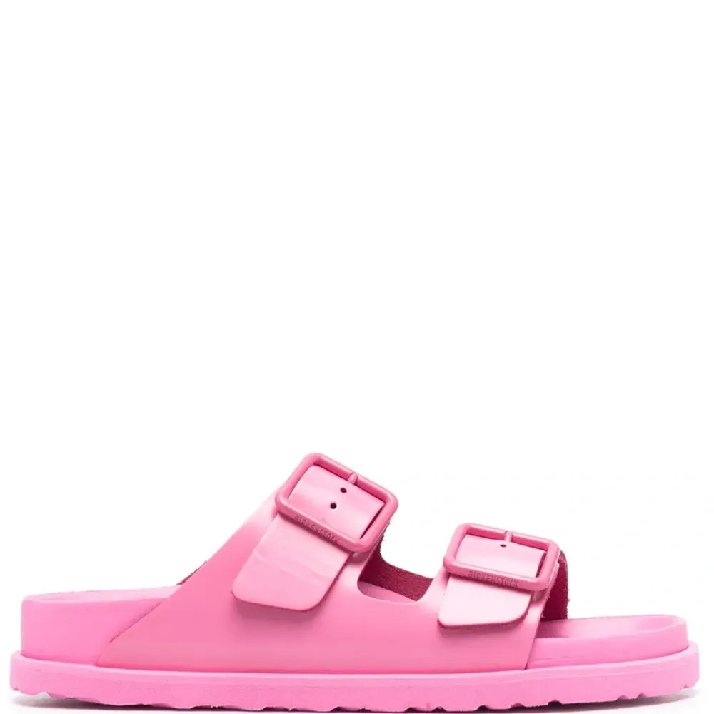 Шлепанцы с тисненым логотипом и открытым носком