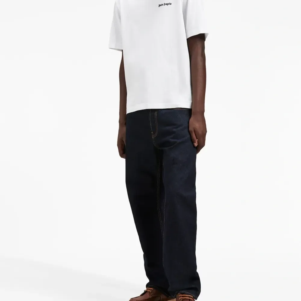 Футболка с вышитым логотипом