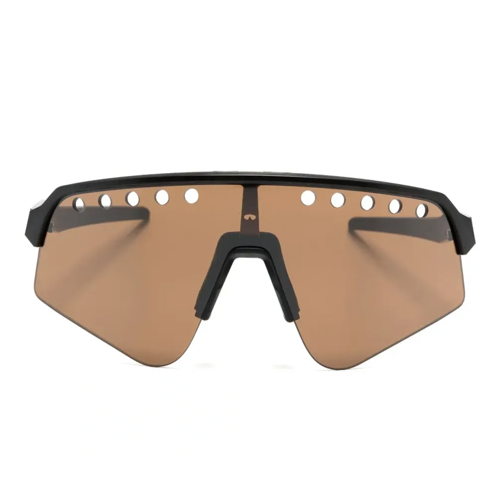 Солнцезащитные очки в массивной оправе