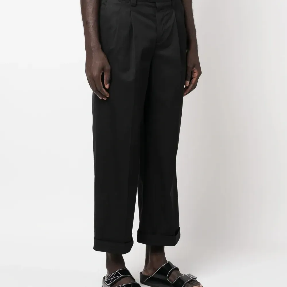 Укороченные брюки со складками