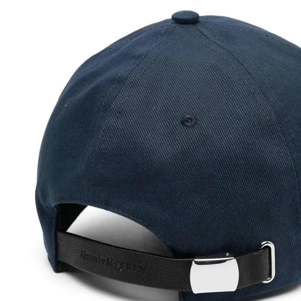 Бейсболка с вышитым логотипом