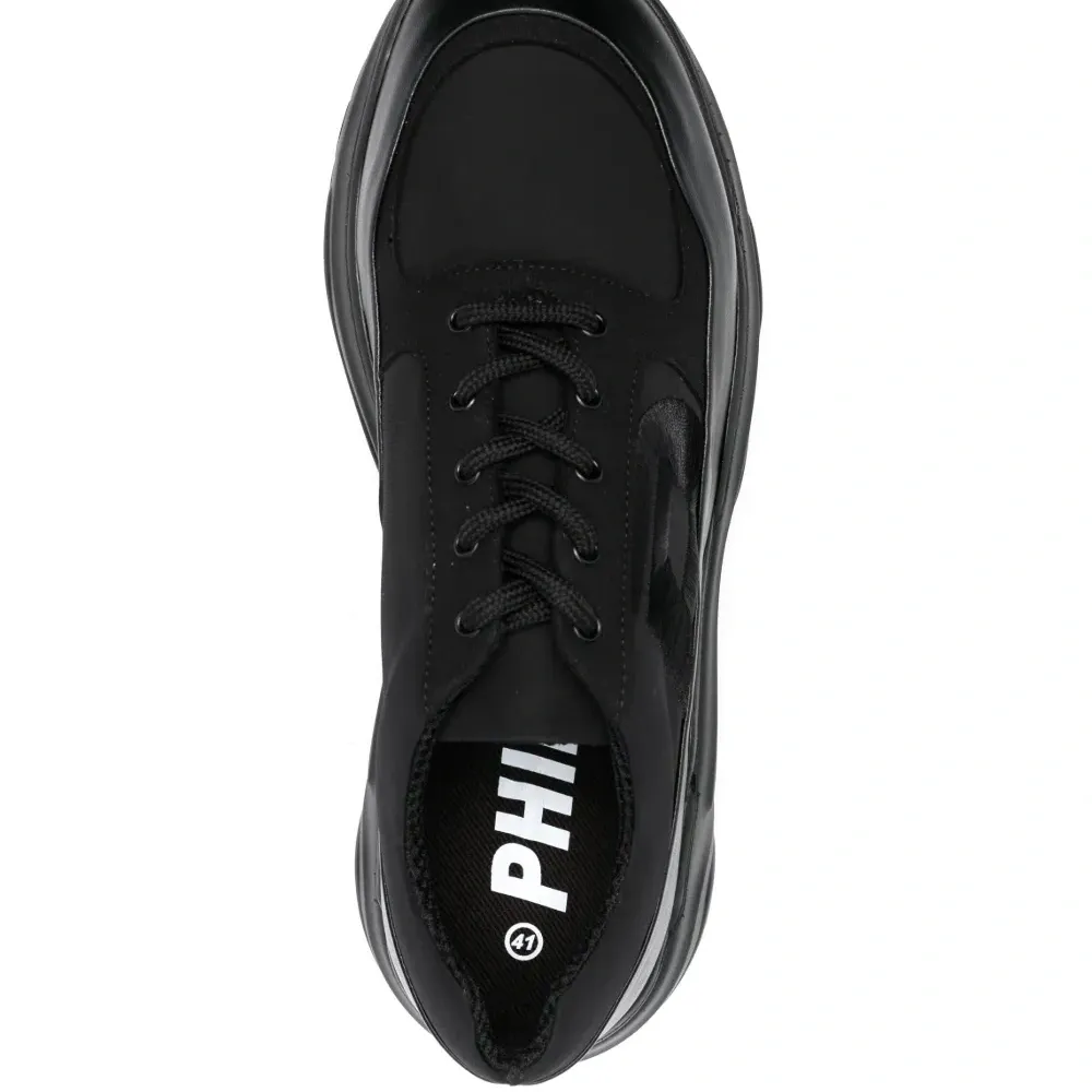 Кроссовки с вышитым логотипом Кроссовки с вышитым логотипом